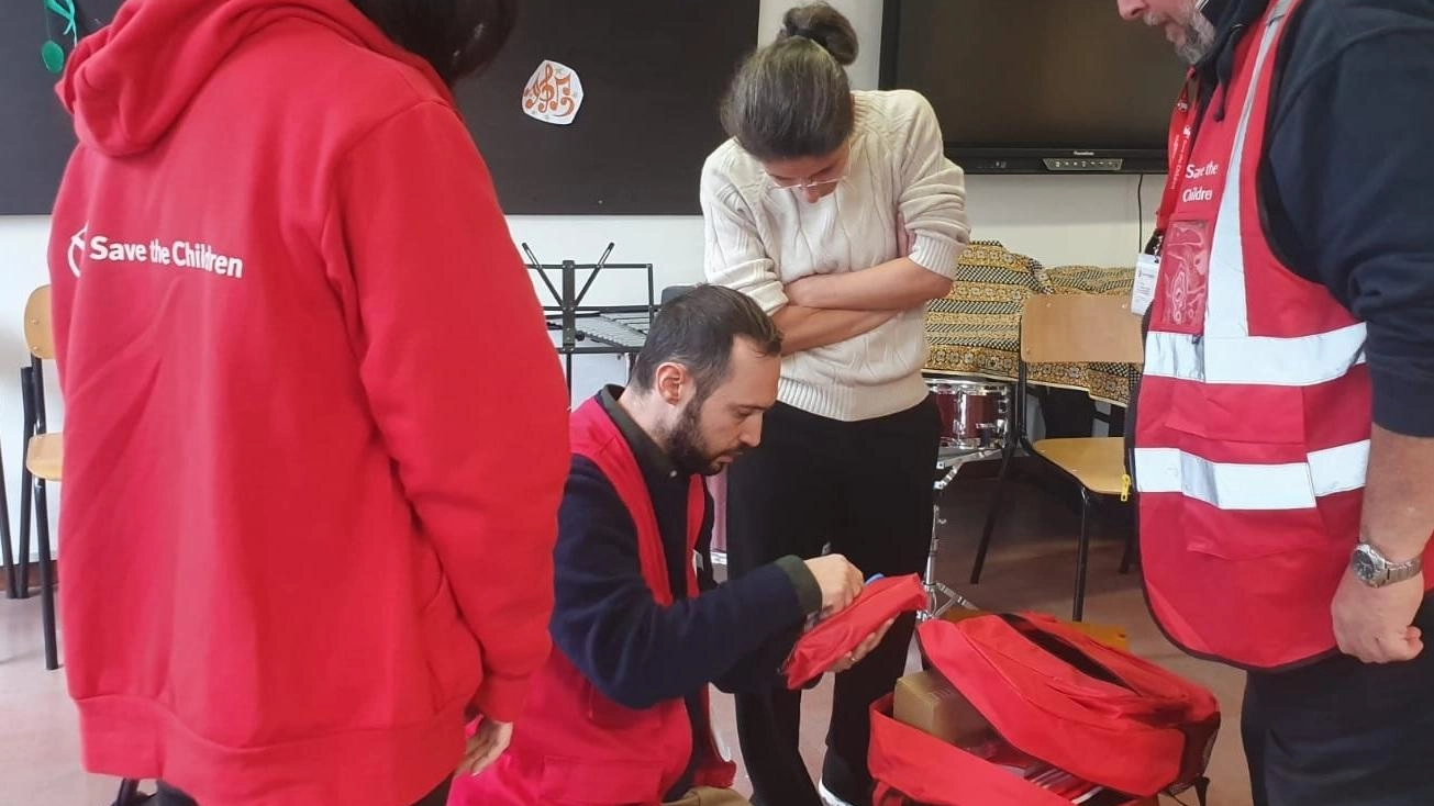 I doni da "Save The Children". Libri, kit scuola e buoni ai piccoli