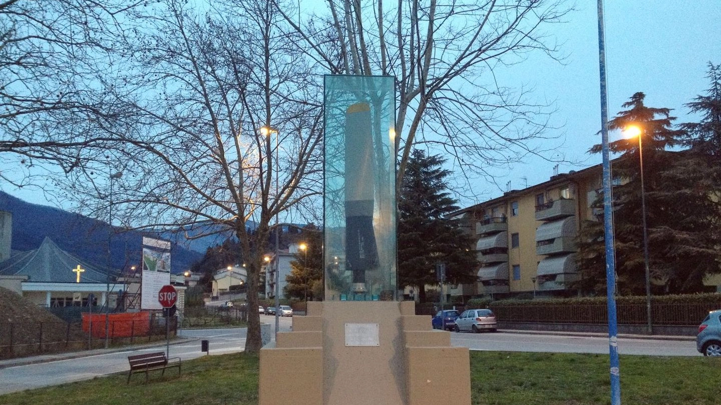 Il monumento ai piloti morti a Javello (foto Attalmi)