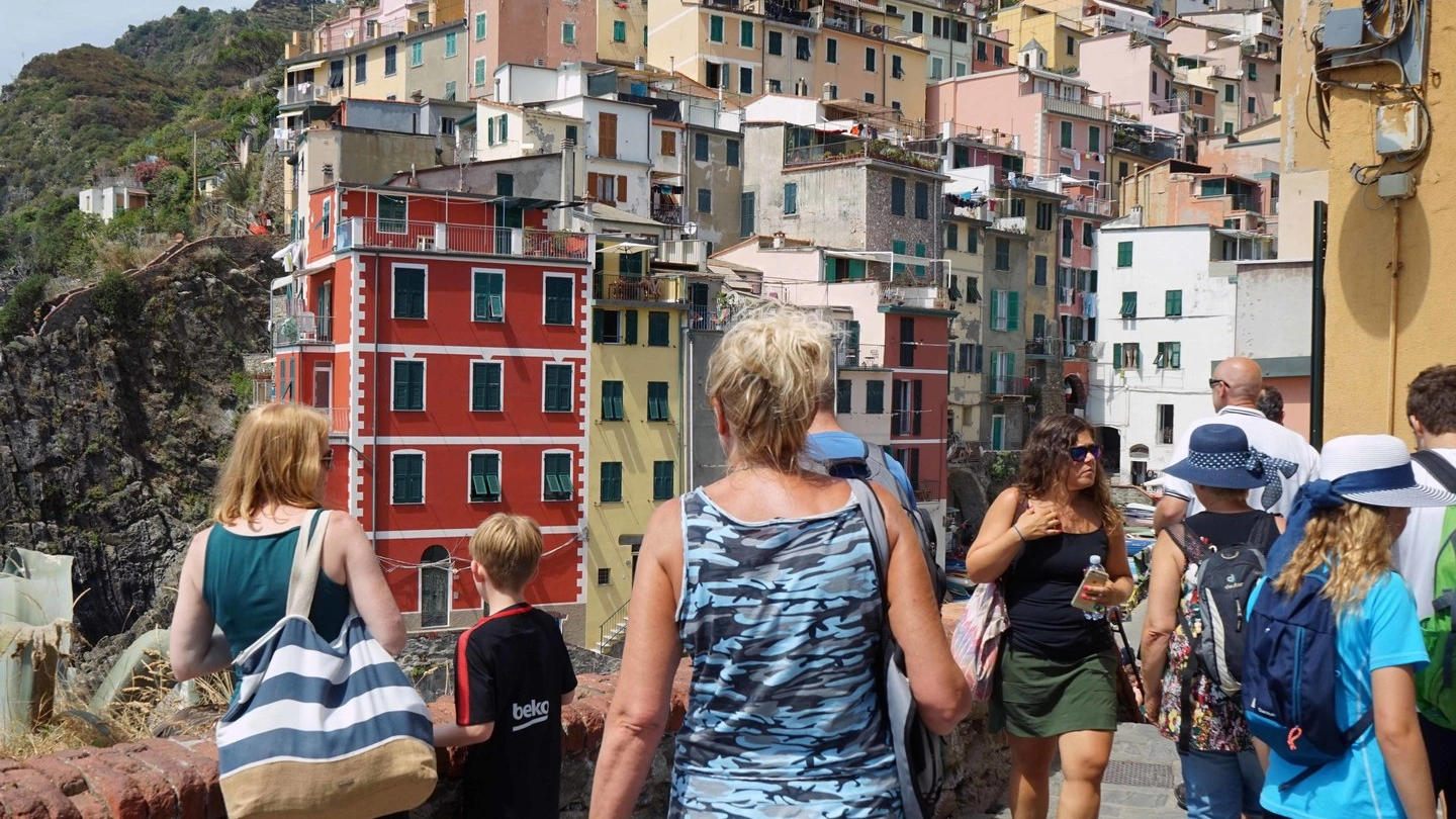Turisti nei borghi delle Cinque terre. Il Parco a breve avvierà i lavori sul sentiero Sva