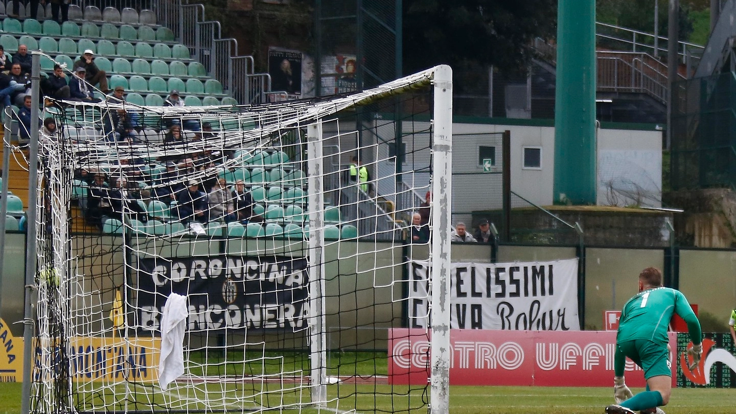 Il gol di Kouko in Siena-Olbia (foto Di Pietro)