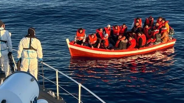 Un barcone di migranti (foto repertorio Ansa)