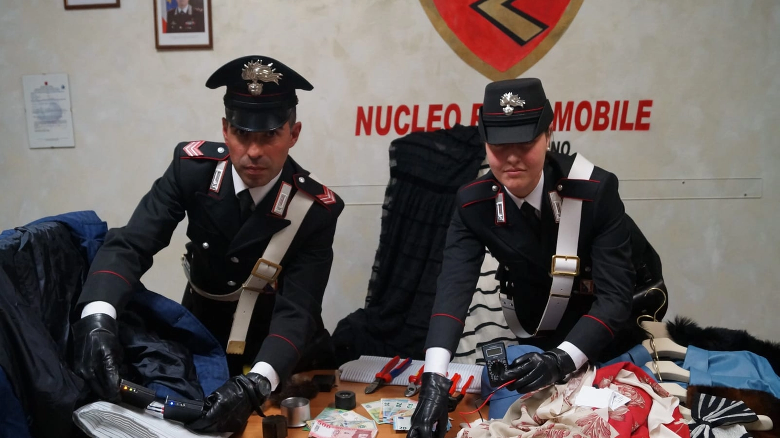 I carabinieri con parte della refurtiva