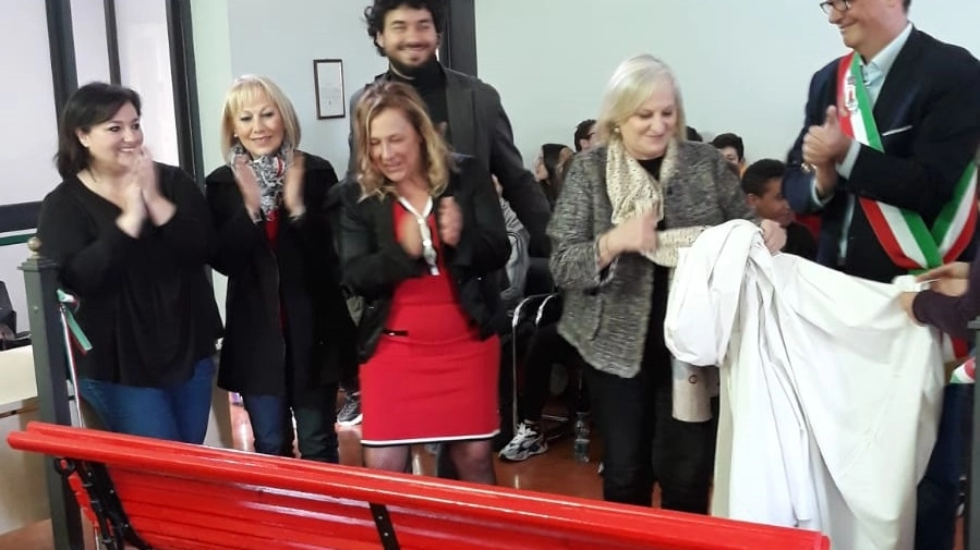 Uzzano, inaugurazione della panchina rossa contro la violenza sulle donne
