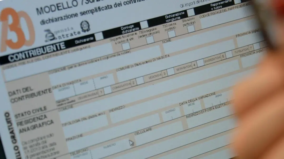 Il modello 730 per la dichiarazione dei redditi (Ansa)