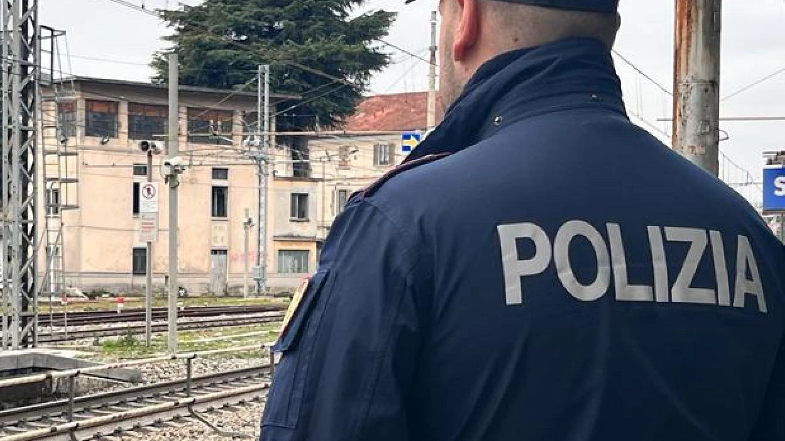 Ascensore ko: carrozzina portata via in 6  Passeggeri per 2 ore lungo il binario