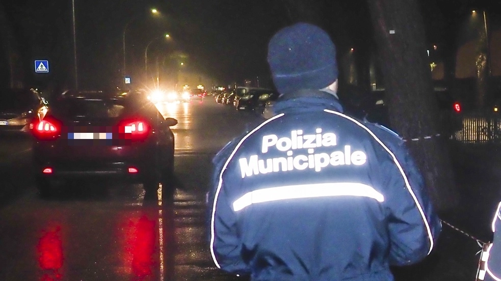 Succede in piazza Resistenza. La polizia municipale consulta le telecamere per capire. L'altra ipotesi è che potrebbe essersi trattato di un automobilista maldestro