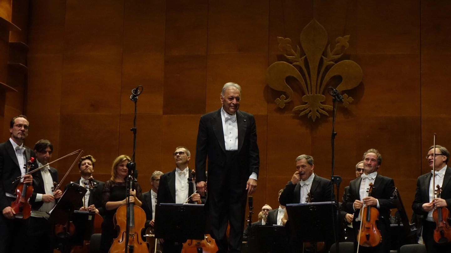 Il maestro Mehta saluta il pubblico dell'Opera di Firenze (foto Moggi/New Pressphoto)