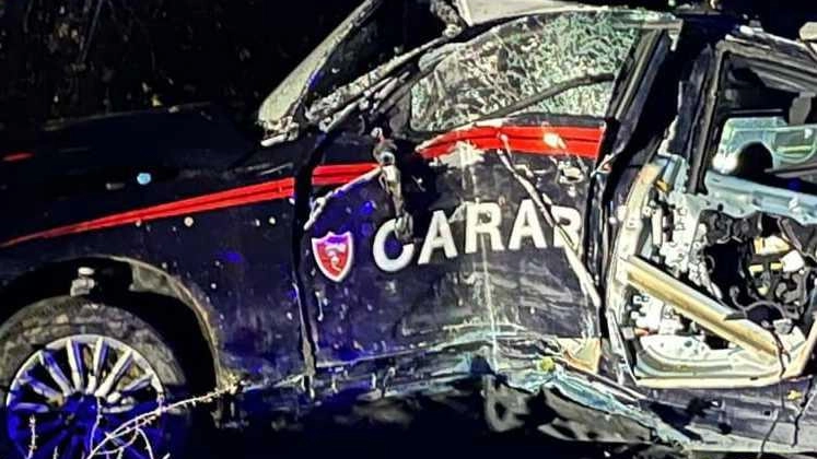 Commando assalta tre bancomat. Scatta la caccia, carabinieri feriti