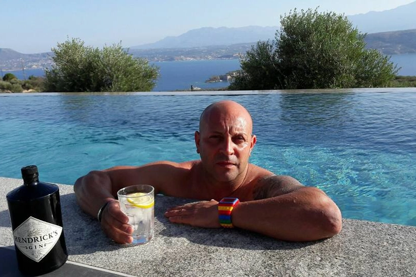 Nicola Dallori in un momento di relax in piscina. Era molto conosciuto e apprezzato