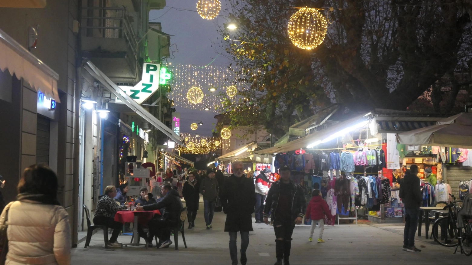 Dritti verso il Natale. Si accendono le luci Dritti verso il Natale. Si accendono le luci