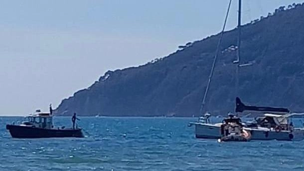 Barca incagliata sulla spiaggia, ore per rimuoverla Barca incagliata sulla spiaggia, ore per rimuoverla