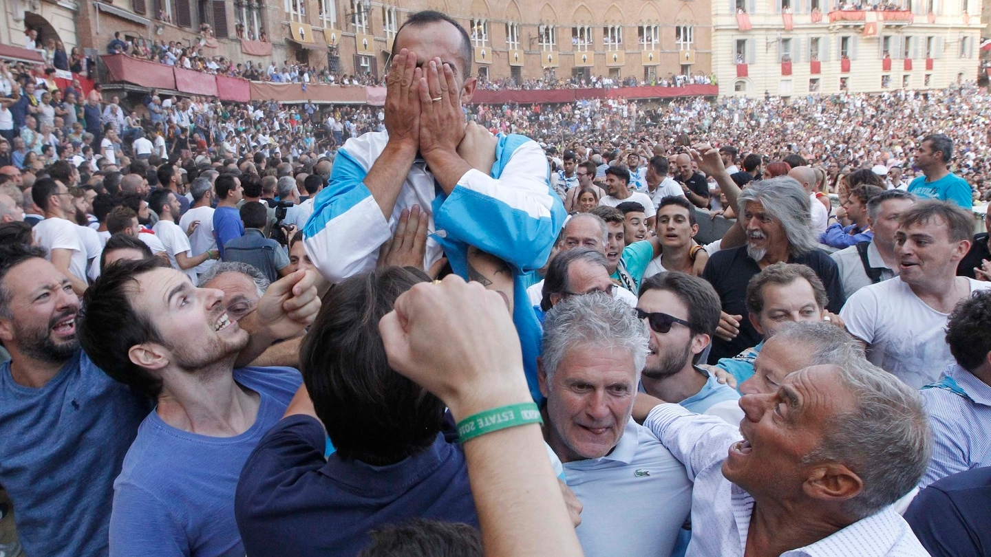 Brigante si copre il volto: la gioia è enorme (foto Paolo Lazzeroni)