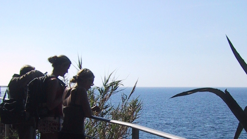 Turisti affacciati sul mare lungo un sentiero delle Cinque Terre: una sensazione inimitabi