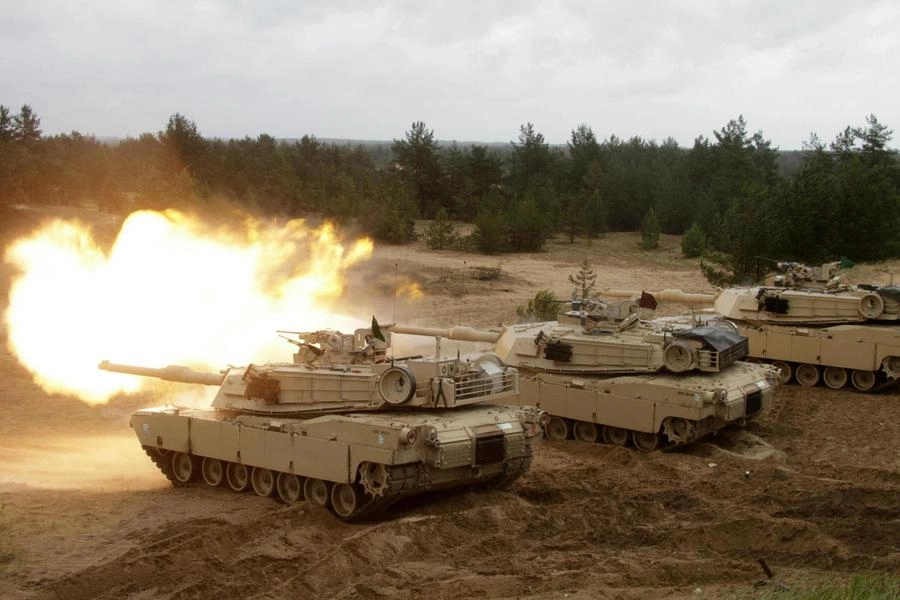 Carri armati Abrams (Ansa)