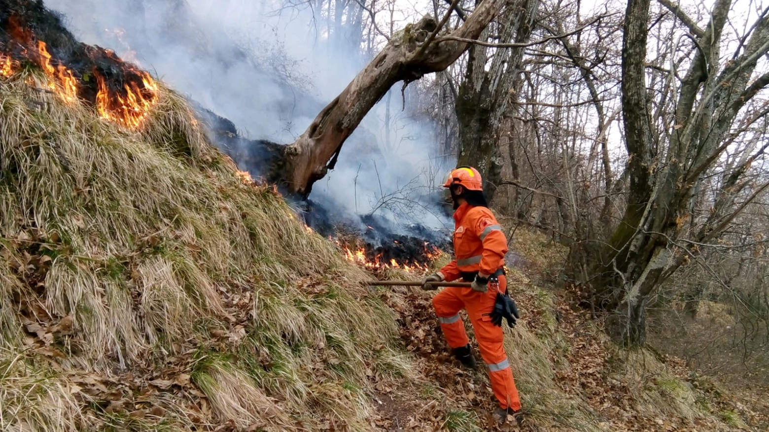 Un operatore dell'Unione dei Comuni Appennino al lavoro su un incendio