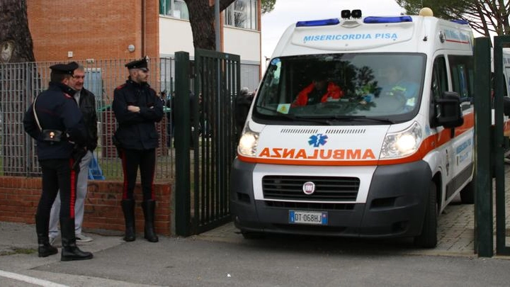 L’ambulanza che cercò di soccorrere la piccola e i carabinieri alla scuola Agazzi 