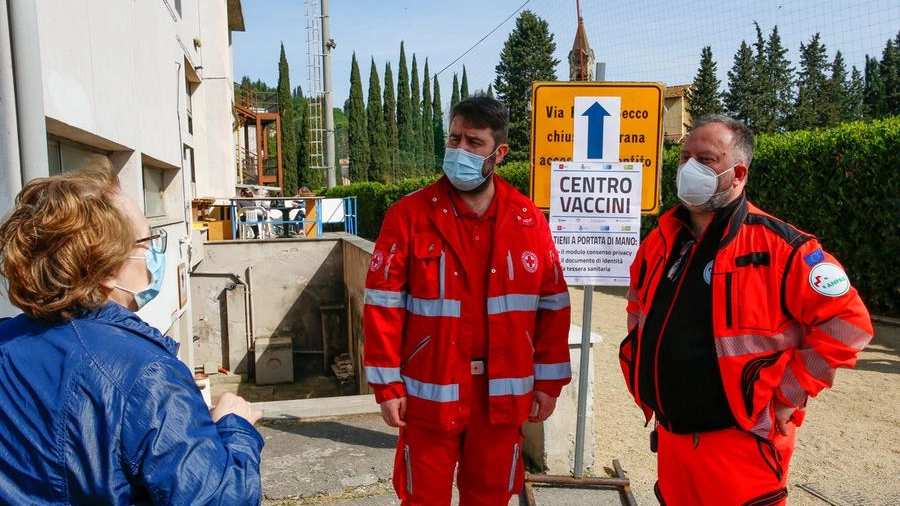 Volontari al centro vaccinale di Grassina (foto Germogli)