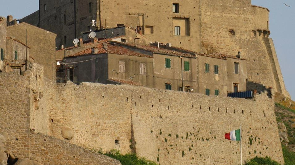 Rocca Pisana, il restauro resta un caso: "Il sindaco spieghi tempi e costi"