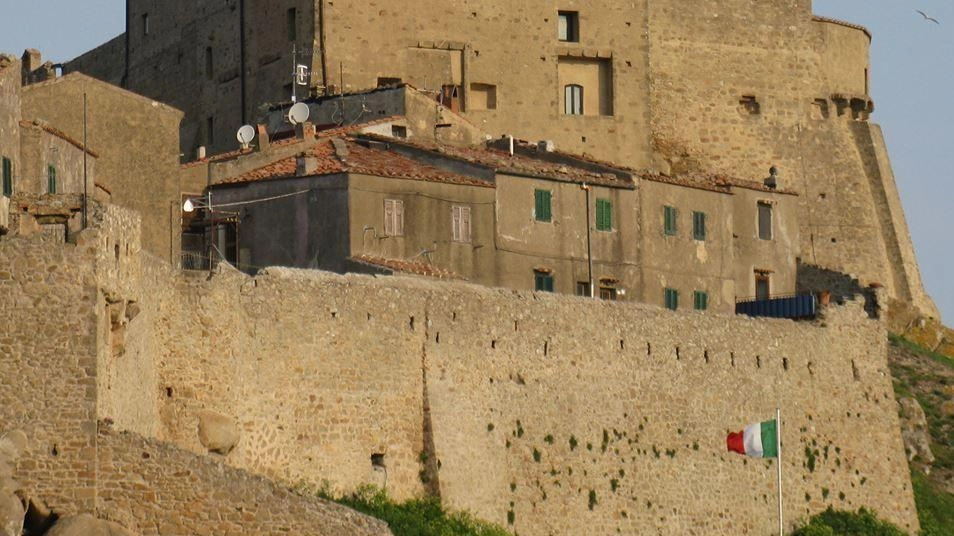 Rocca Pisana, il restauro resta un caso: "Il sindaco spieghi tempi e costi" Rocca Pisana, il restauro resta un caso: "Il sindaco spieghi tempi e costi"