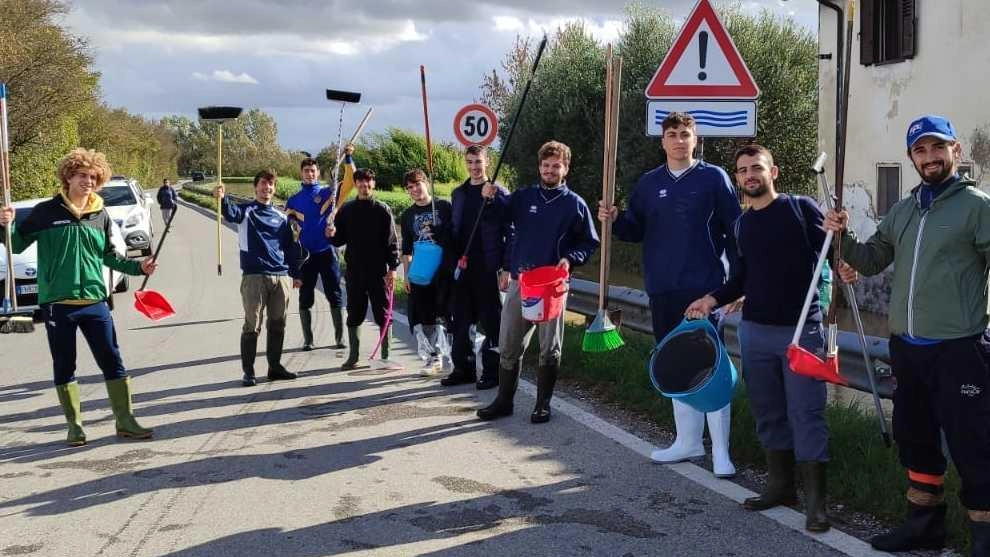 Campioni fuori dal campo. Anche gli sportivi a spalare Campioni fuori dal campo. Anche gli sportivi a spalare