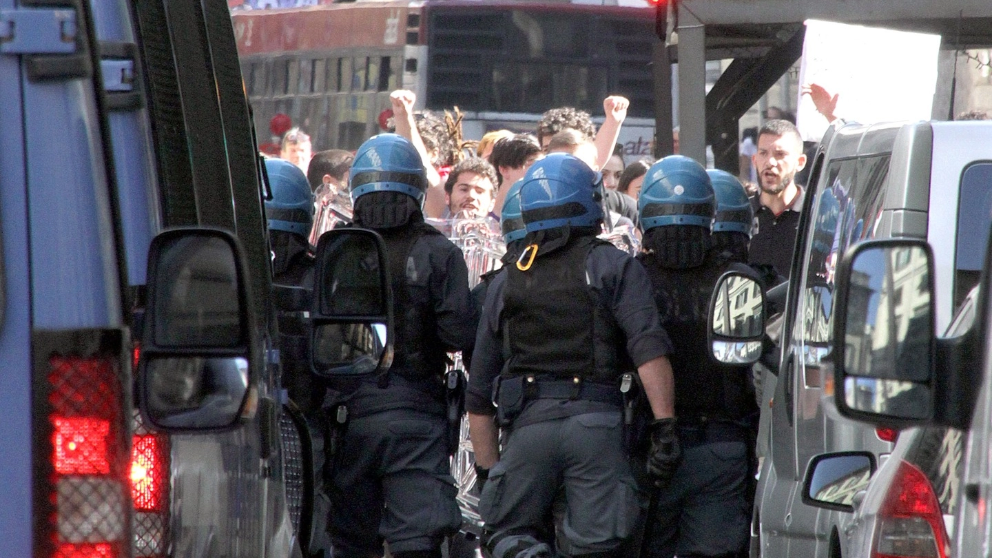 Tensione tra manifestanti e forze dell'ordine