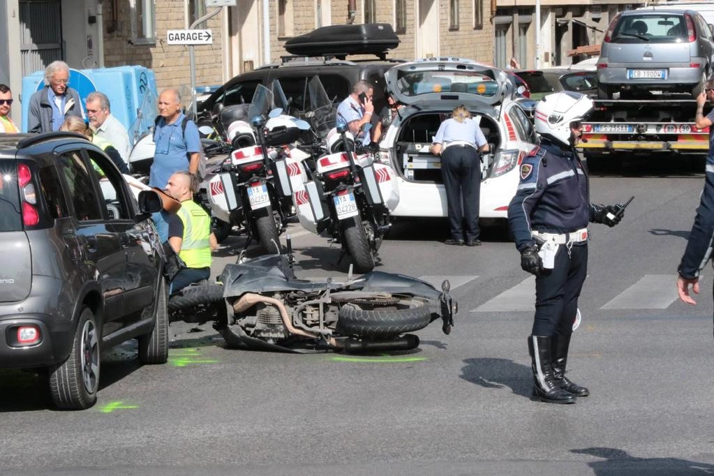 L'incidente è accaduto tra Lungarno Colombo e via De Sanctis (New Press Photo)