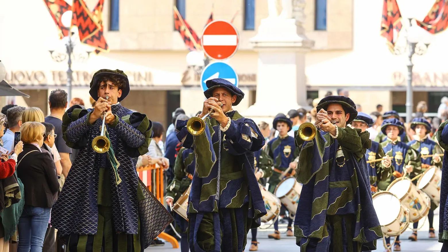 Tripudio di storia e colori In 1.200 sfilano al corteo Tripudio di storia e colori In 1.200 sfilano al corteo
