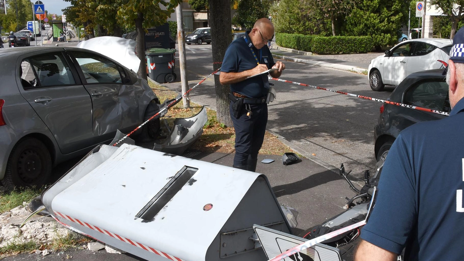 "Autostrada tra le case". Residenti esasperati: "Ora strisce e dissuasori" "Autostrada tra le case". Residenti esasperati: "Ora strisce e dissuasori"
