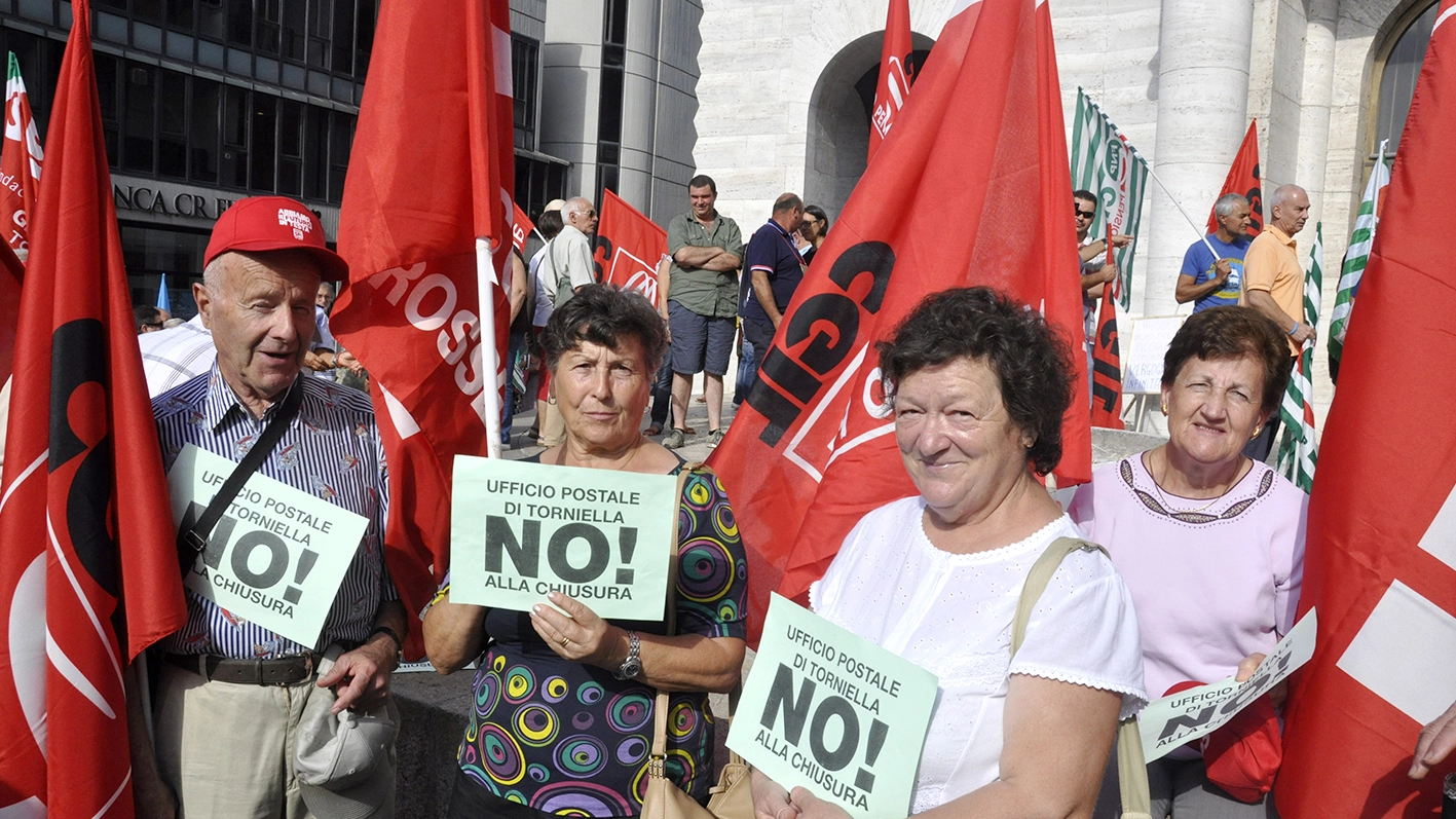 Protesta a Grosseto contro la chiusura degli uffici postali (Foto Aprili)