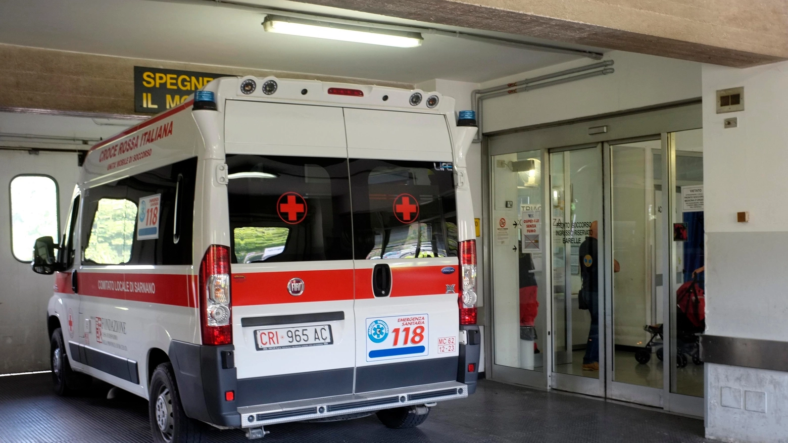 Un'ambulanza in un pronto soccorso (foto d'archivio)