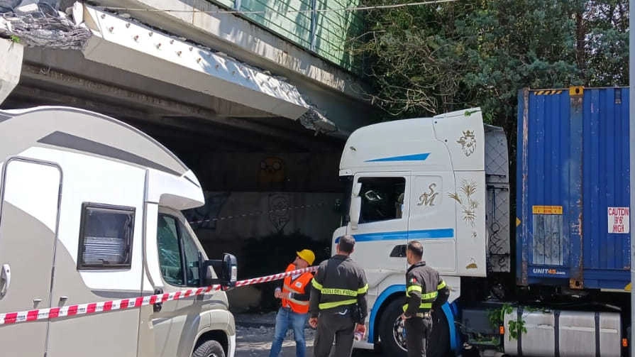 Il mezzo pesante che ha urtato il sottovia tra gli svincoli Empoli centro ed Empoli est