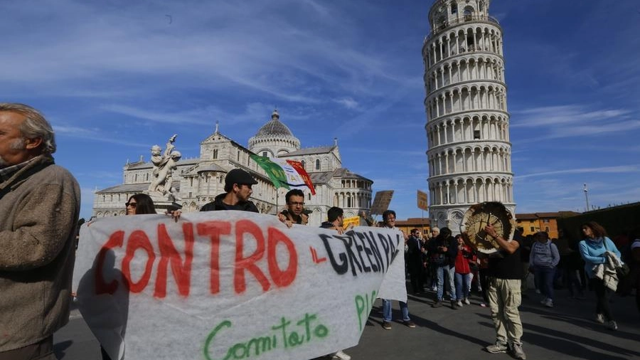 La protesta No green pass a Pisa (Foto Valtriani)