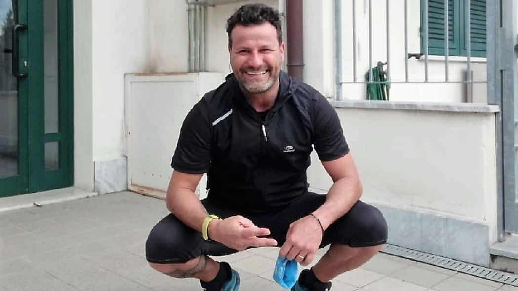 Coronavirus, corre la mezza maratona nel suo garage