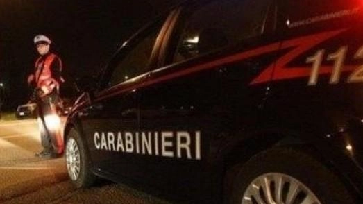 Agente in borghese ferma due spacciatori