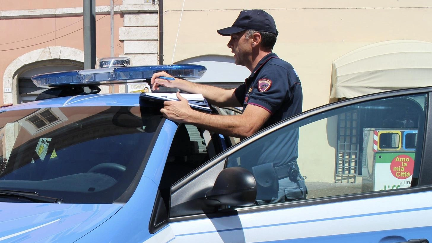 Migrante aggredisce gli agenti. Il 41enne è finito in manette Migrante aggredisce gli agenti. Il 41enne è finito in manette