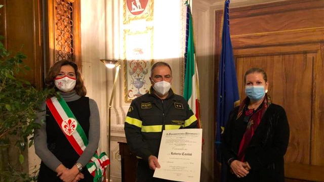 La consegna dell'attestato al vigile del fuoco Casini