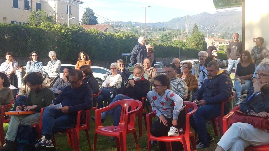 Offese e minacce per l’antenna. La consulta diserta l’assemblea Offese e minacce per l’antenna. La consulta diserta l’assemblea