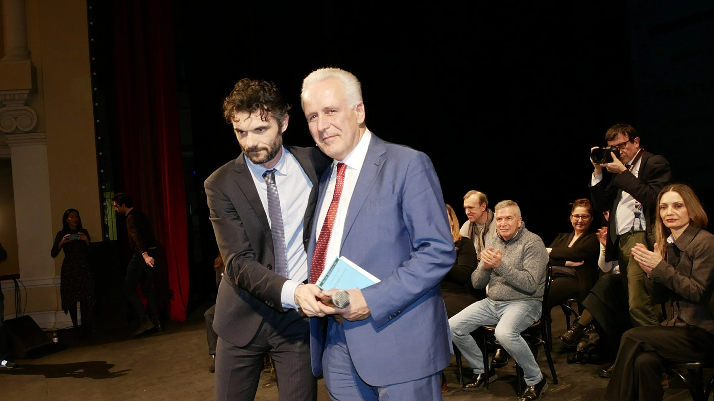 Eugenio Giani e Matteo Biffoni sul palco del Politeama Pratese (foto Attalmi)