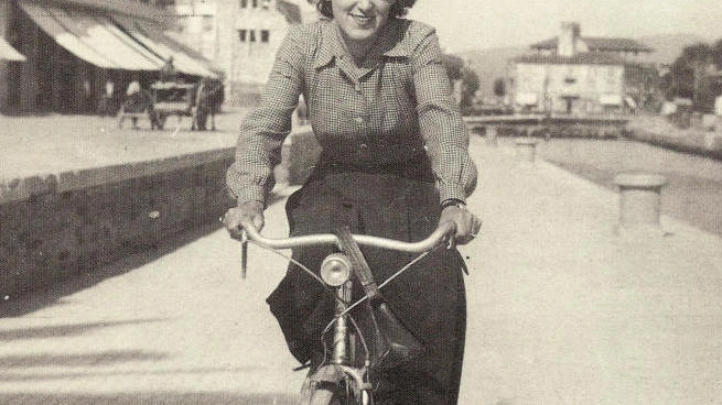 Vera Vassalle in sella alla sua bici sul molo di Viareggio