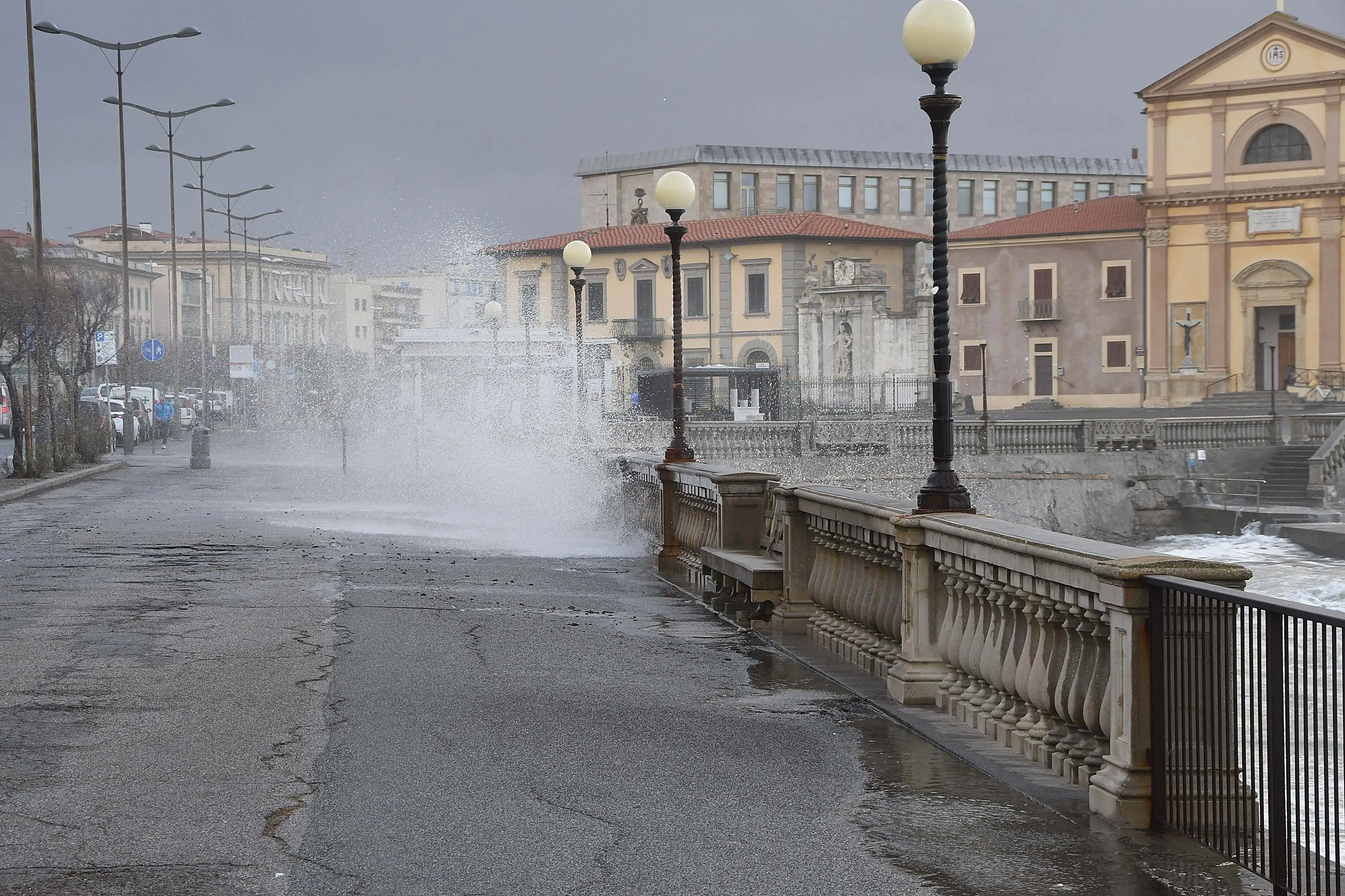 Meteo Toscana, allerta gialla per vento e mareggiate