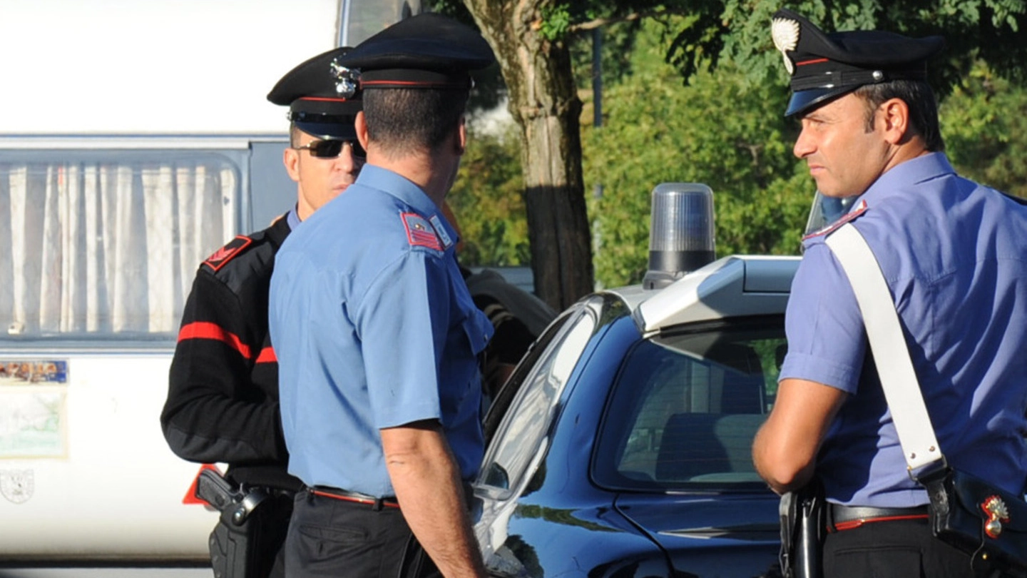 Una roulotte e le forze dell’ordine in azione (foto d’archivio)carabinieri