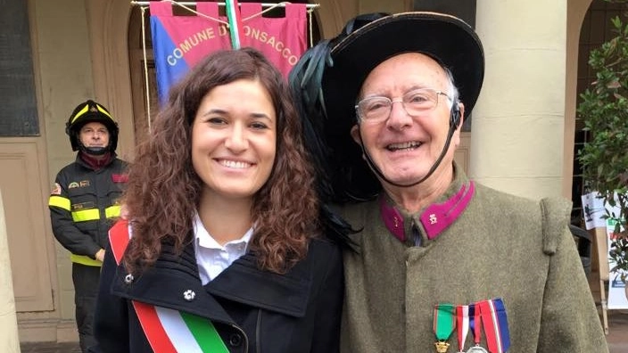 Il sindaco Francesca Brogi con la sezione dei bersaglieri di Ponsacco nelle celebrazioni del 4 novembre