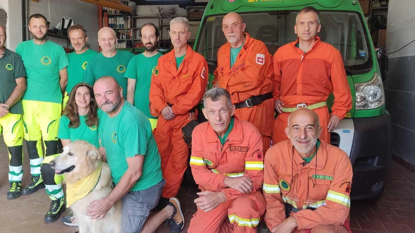 Un cane tra i volontari. Fiuta incendi, salva vite Un cane tra i volontari. Fiuta incendi, salva vite