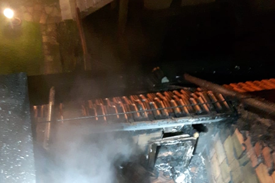 Il tetto andato a fuoco (foto vigili del fuoco)