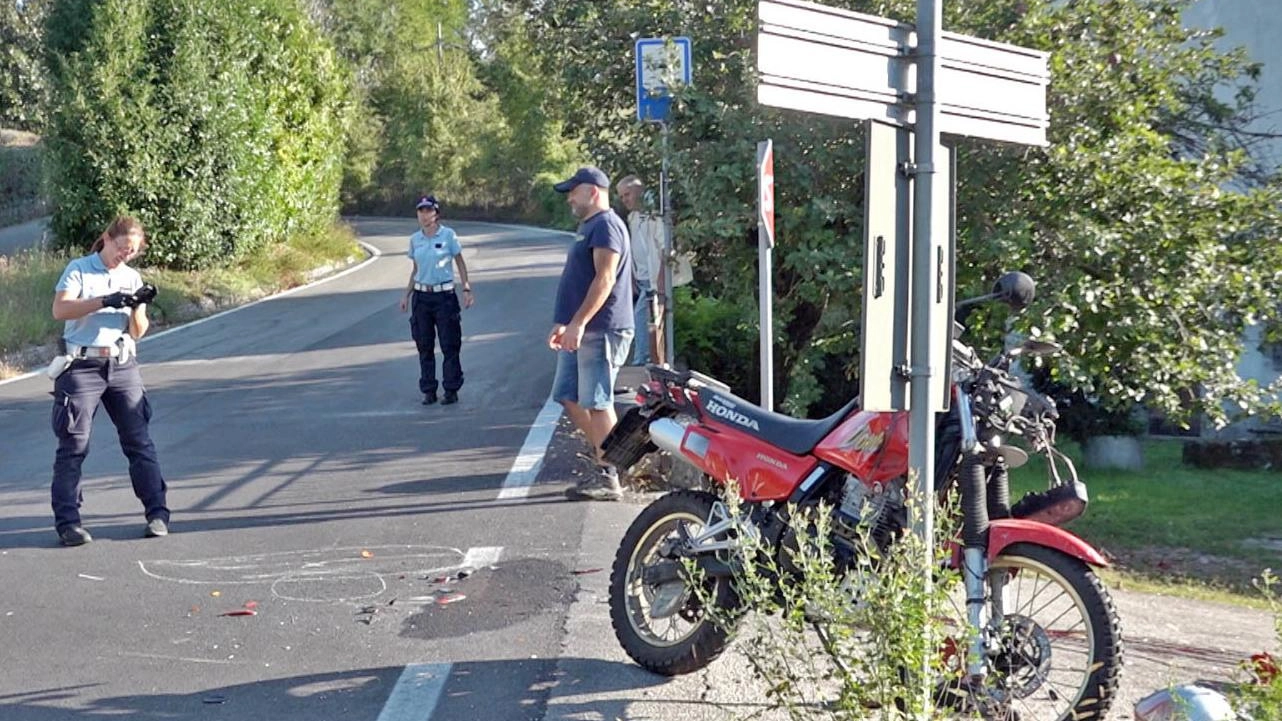 Muore dopo il tragico schianto. Scontro tra una moto e un furgoncino