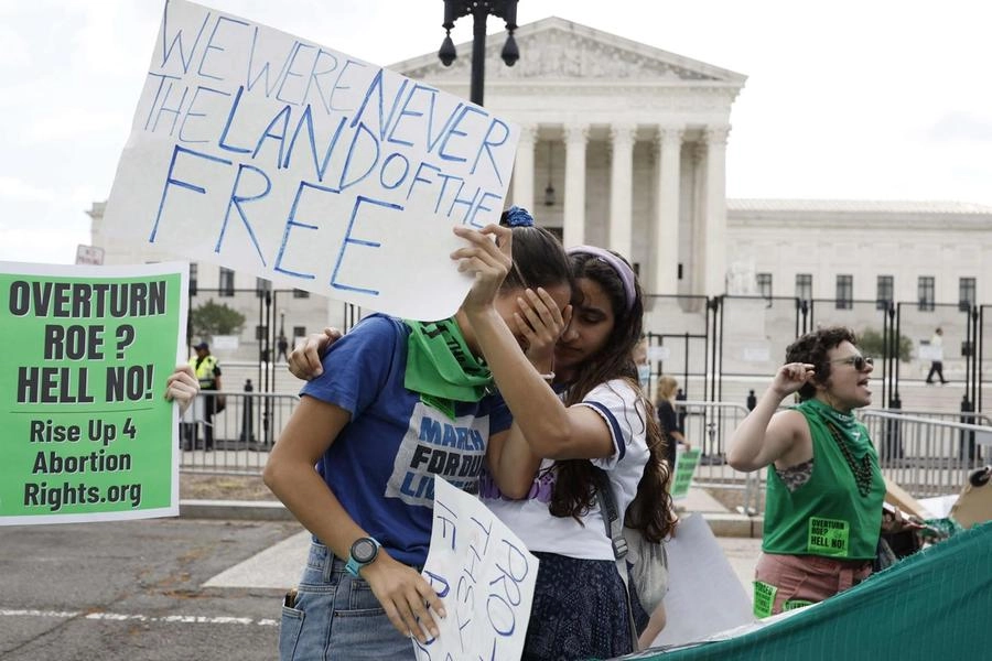 Attiviste in lacrime dopo la sentenza contro l'abordo della Suprema Corte Usa (Ansa)
