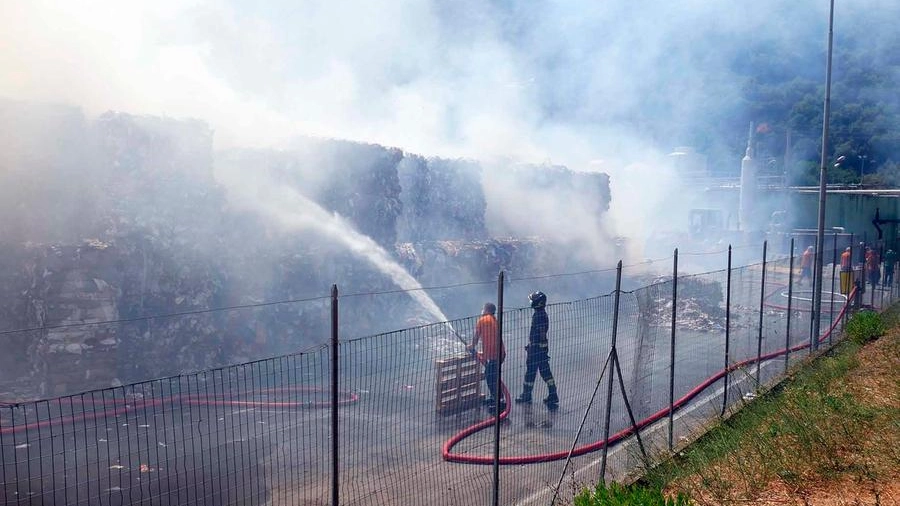 Incendio in una cartiera di Borgo a Mozzano (foto Borghesi)
