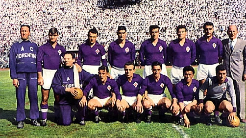 Una formazione della Fiorentina vincitrice dello scudetto 1955-56