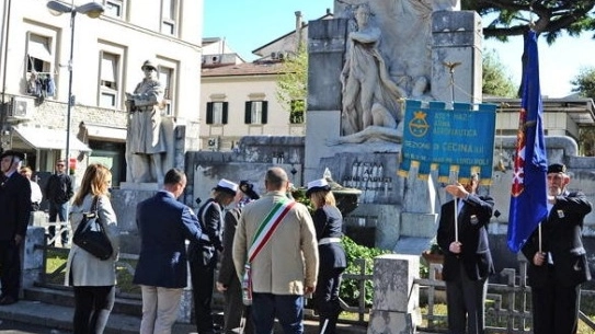 Il sindaco Lippi davanti al Monumento ai Caduti in Piazza della Stazione