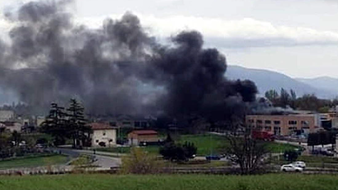 Capannone a fuoco a Bevagna Scattano le ordinanze per la salute Capannone a fuoco a Bevagna Scattano le ordinanze per la salute